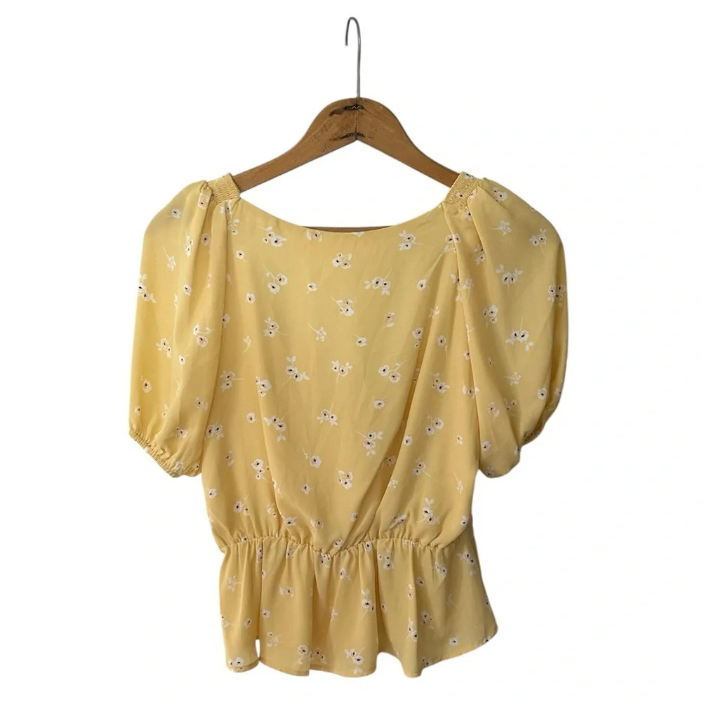 ASTR the label | Women’s Butter Yellow Floral Vneck Ruffle Hem Puff SleeveTop, S